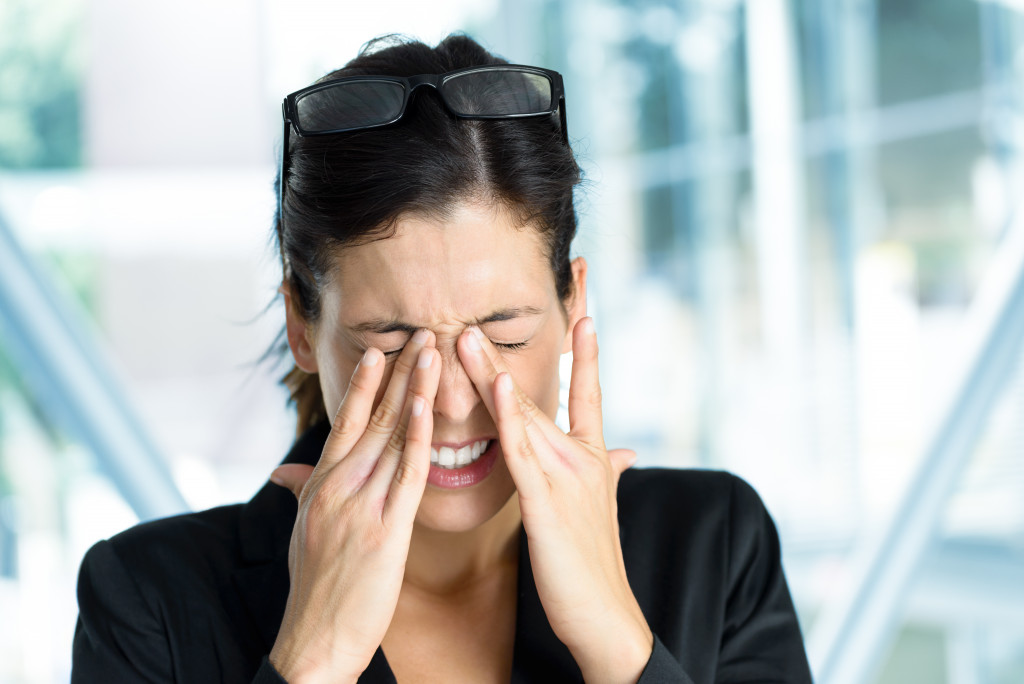 woman with migraine eeling sensitive to light