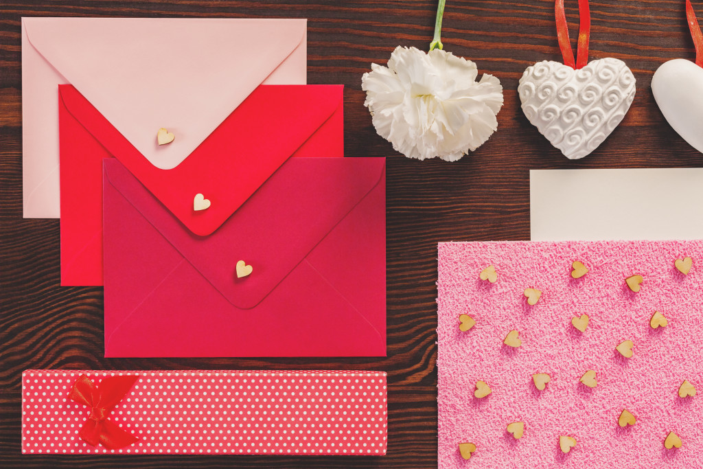 Red envelopes with small hearts