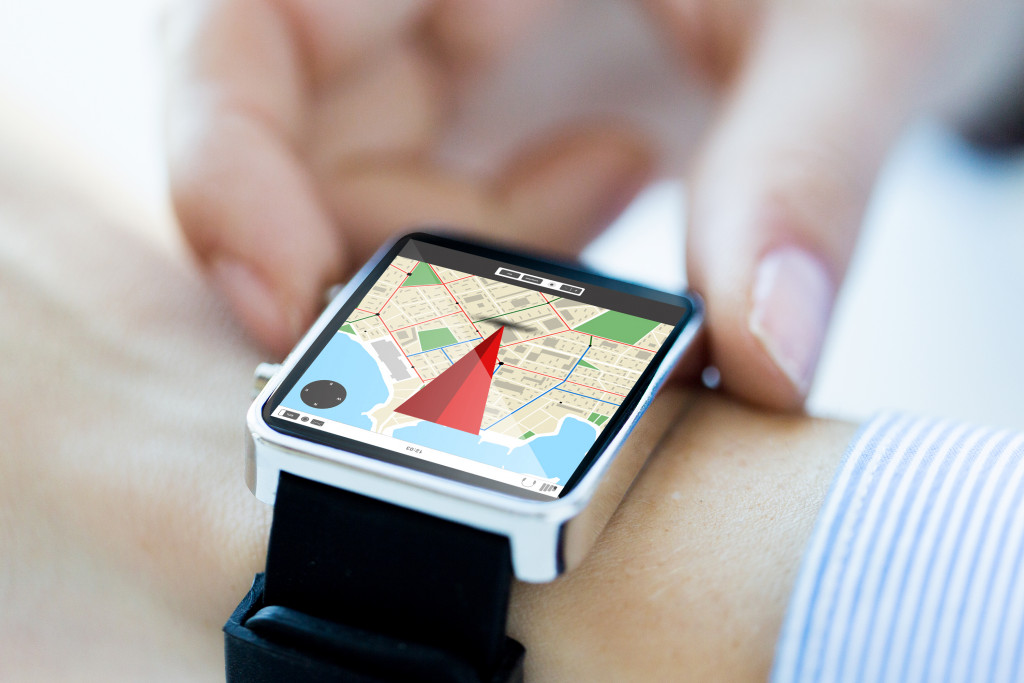 Person setting the map on a smartwatch.