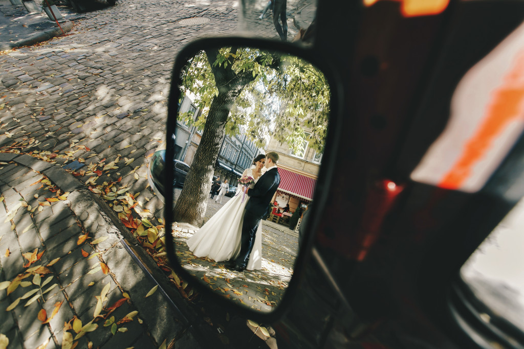 groom and bride in a mirror